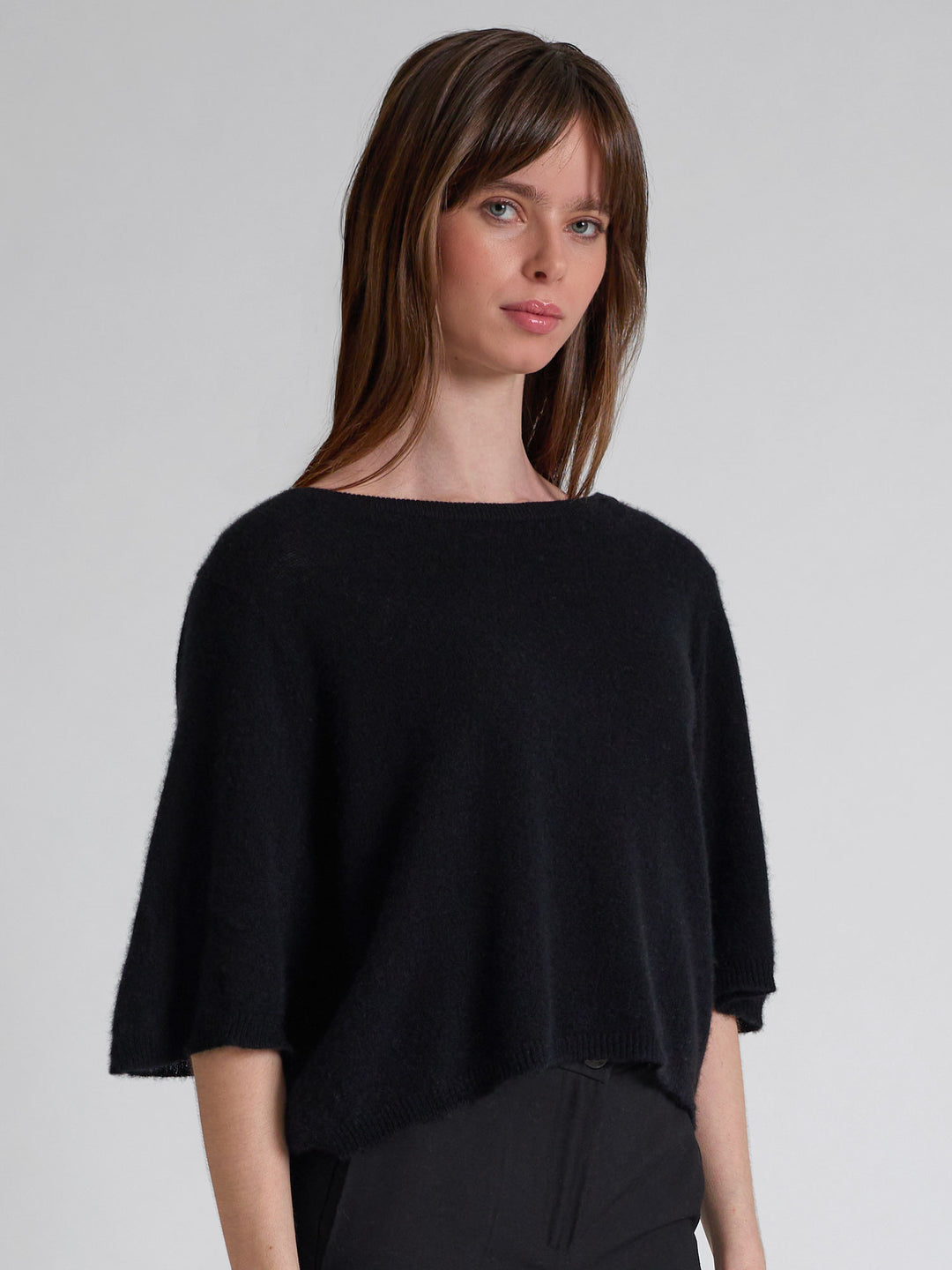 Kashmirtop "Vaar" i 100% ren cashmere. Norsk design fra Kashmina. Farge; Sort.