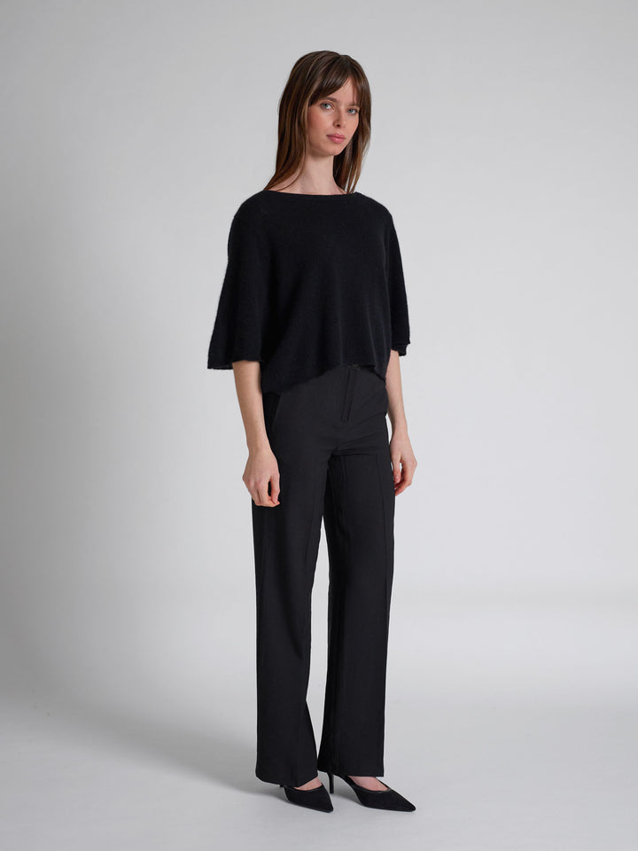 Kashmirtop "Vaar" i 100% ren cashmere. Norsk design fra Kashmina. Farge; Sort.