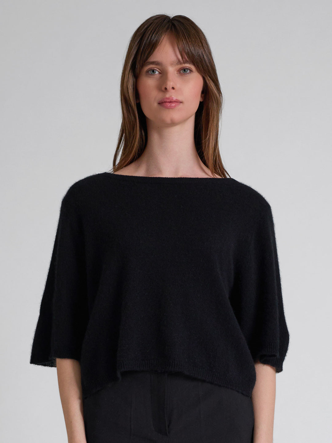 Kashmirtop "Vaar" i 100% ren cashmere. Norsk design fra Kashmina. Farge; Sort.