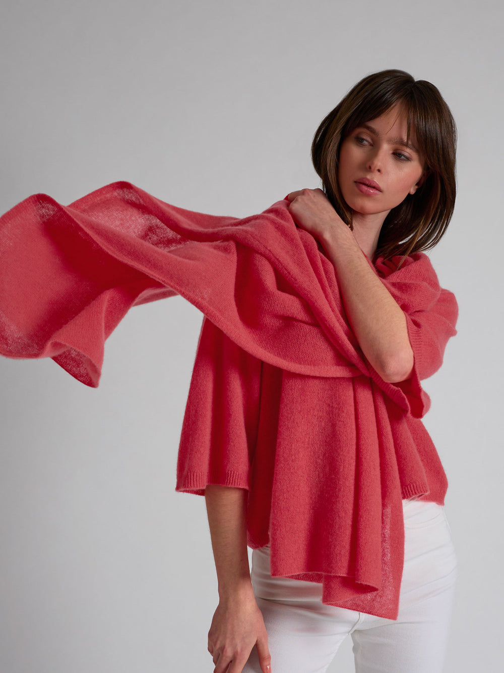 Lett og luftig kashmirskjerf "Flow" i 100% ren cashmere. Norsk design fra Kashmina. Farge; Coral.