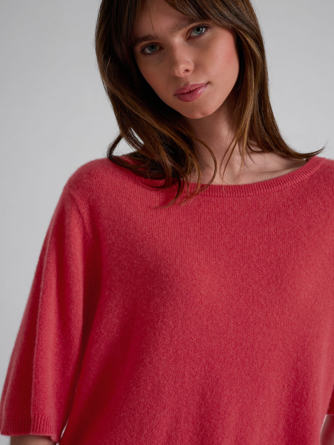 Kashmirtop "Vaar" i 100% ren cashmere. Norsk design fra Kashmina. Farge; Coral.