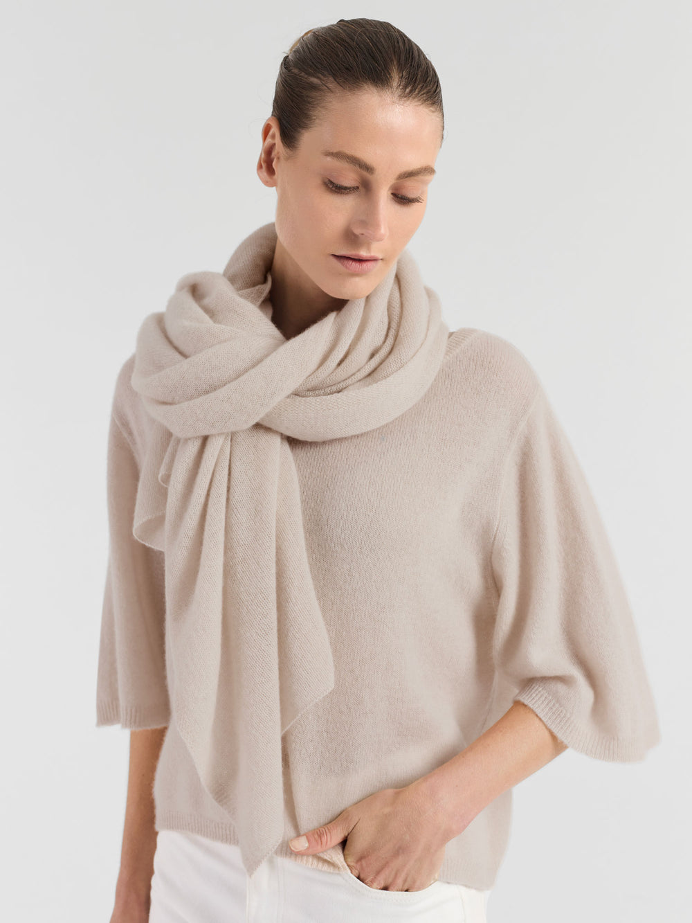 T-skjorte "Vaar" i 100% ren kasjmirull. Norsk design fra Kashmina. Farge: Cream.