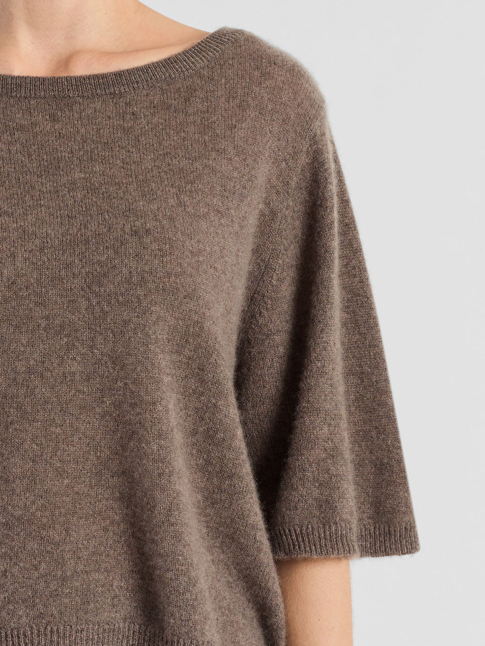 T-skjorte "Vaar" i 100% ren kasjmirull. Norsk design fra Kashmina. Farge: Dark Toast.