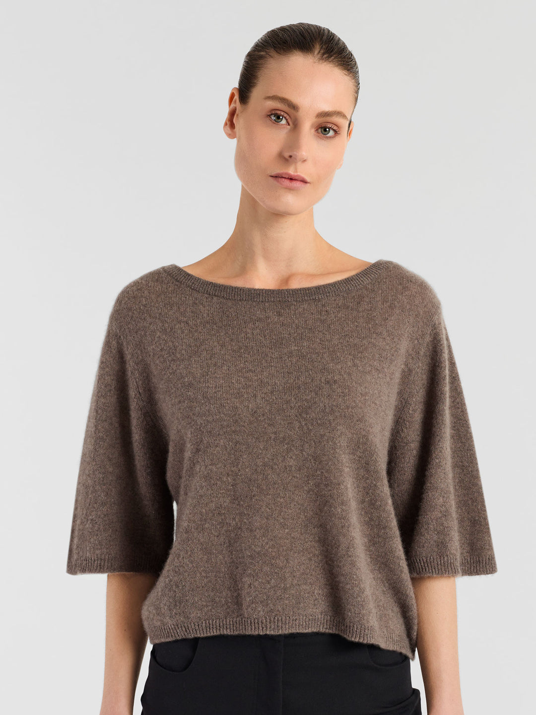 T-skjorte "Vaar" i 100% ren kasjmirull. Norsk design fra Kashmina. Farge: Dark Toast.
