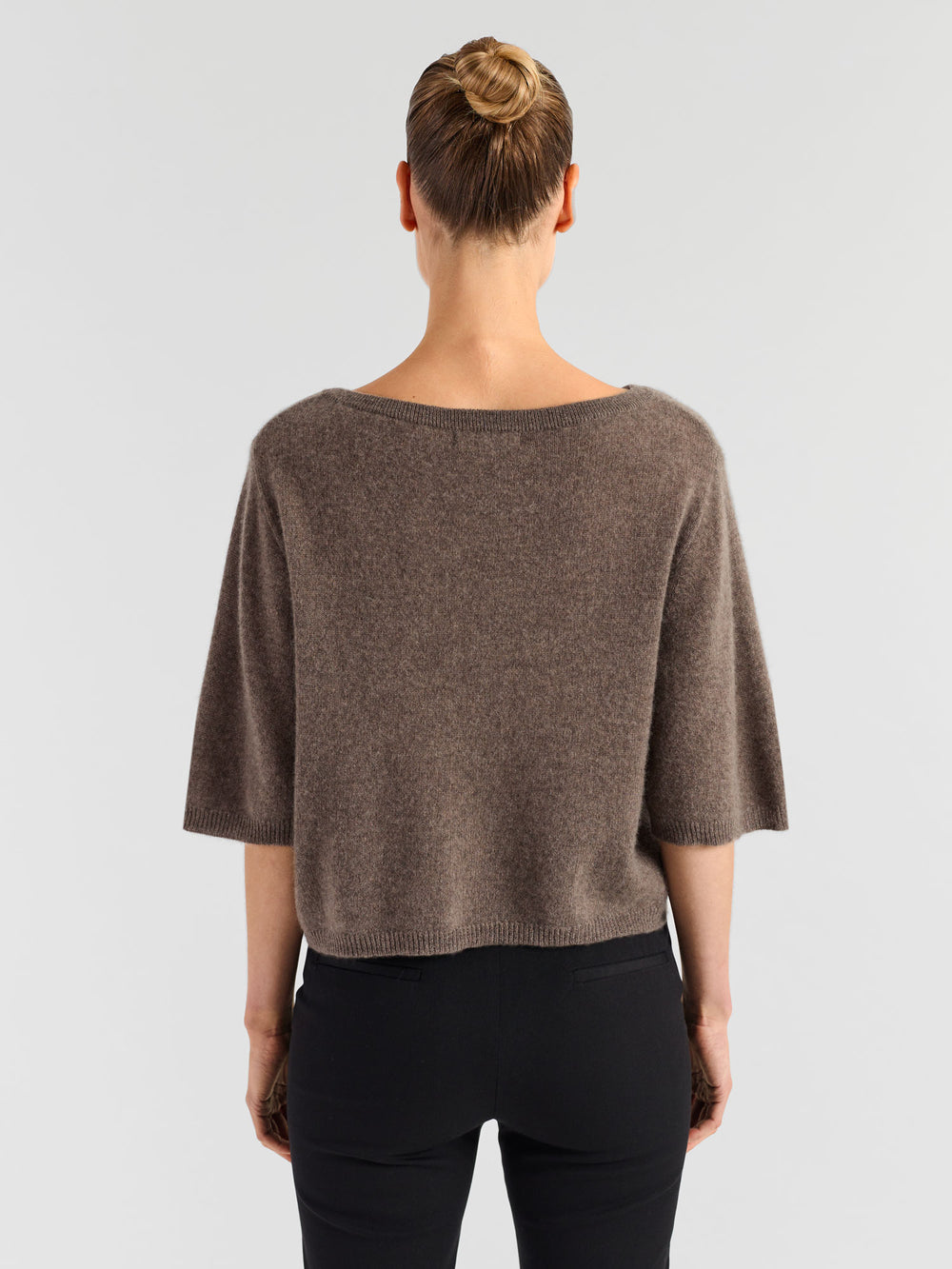 T-skjorte "Vaar" i 100% ren kasjmirull. Norsk design fra Kashmina. Farge: Dark Toast.