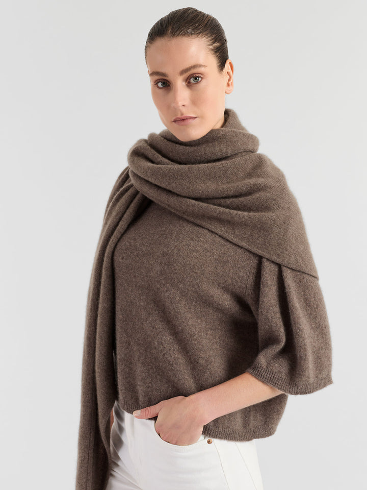 Kashmirskjerf "Triangle" i 100% ren kasjmir. Norsk design fra Kashmina. Farge: Dark Toast.