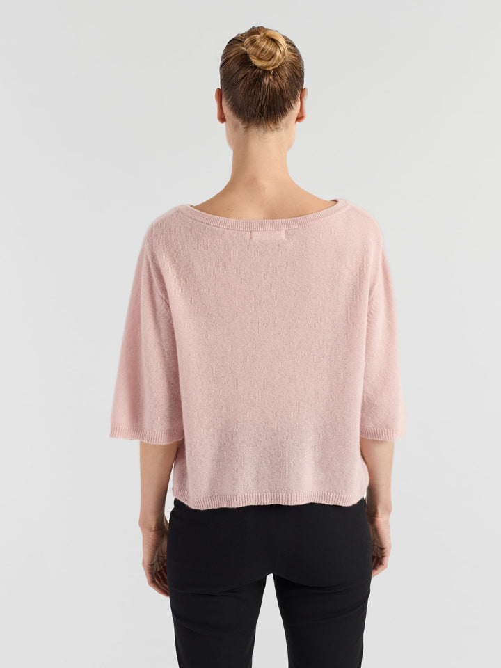 T-skjorte "Vaar" i 100% ren kasjmirull. Norsk design fra Kashmina. Farge: Rose Glow.