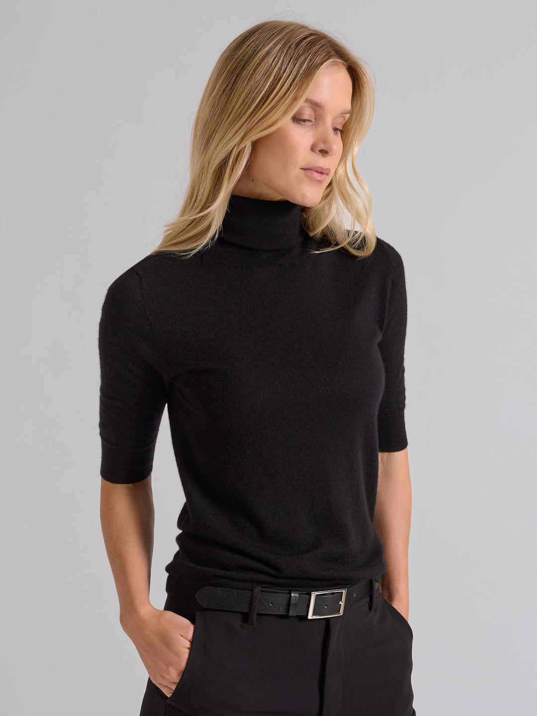 Turtleneck cashmere t-shirt "Agnes" I 100% ren kashmirull. Norsk design fra Kashina. Farge: Sort.