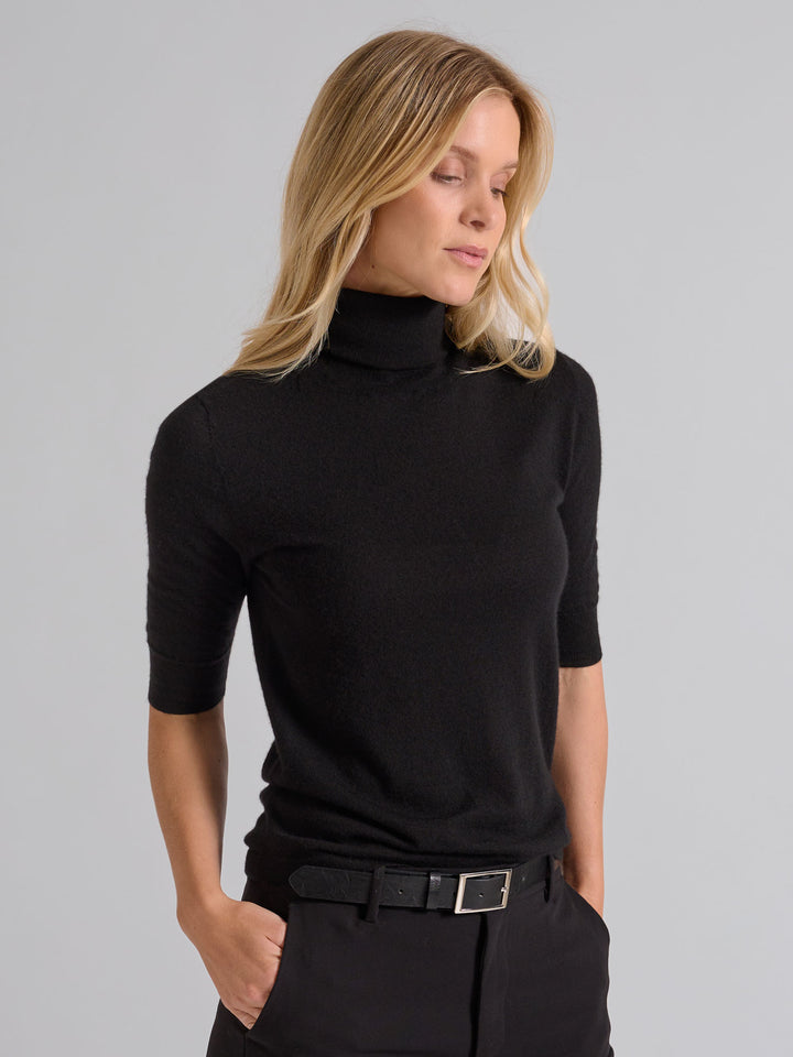 Turtleneck cashmere t-shirt "Agnes" I 100% ren kashmirull. Norsk design fra Kashina. Farge: Sort.