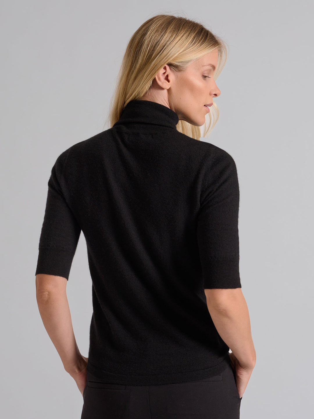 Turtleneck cashmere t-shirt "Agnes" I 100% ren kashmirull. Norsk design fra Kashina. Farge: Sort.