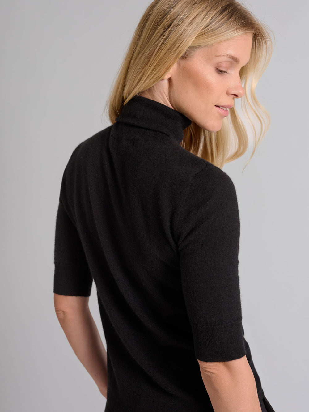 Turtleneck cashmere t-shirt "Agnes" I 100% ren kashmirull. Norsk design fra Kashina. Farge: Sort.