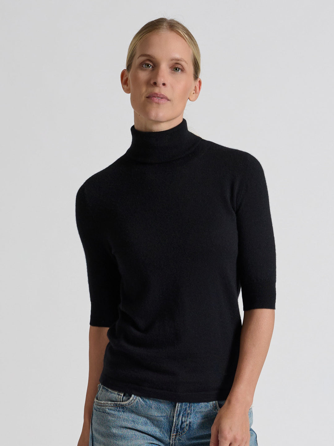 Turtleneck cashmere t-shirt "Agnes" I 100% ren kashmirull. Norsk design fra Kashina. Farge: Sort.