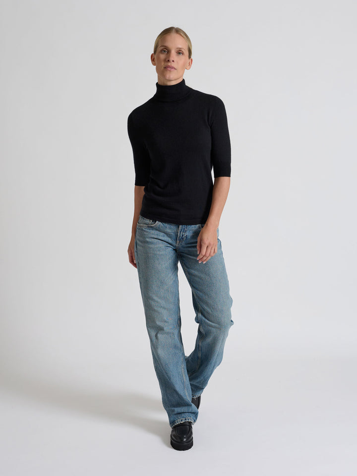 Turtleneck cashmere t-shirt "Agnes" I 100% ren kashmirull. Norsk design fra Kashina. Farge: Sort.