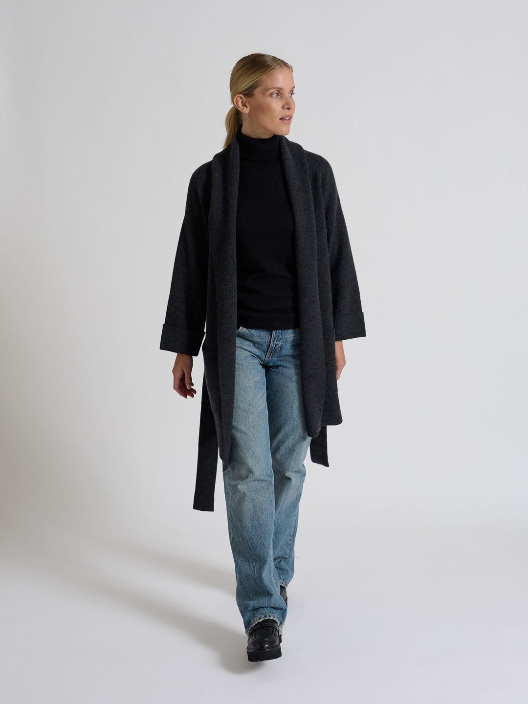 Turtleneck cashmere t-shirt "Agnes" I 100% ren kashmirull. Norsk design fra Kashina. Farge: Sort.