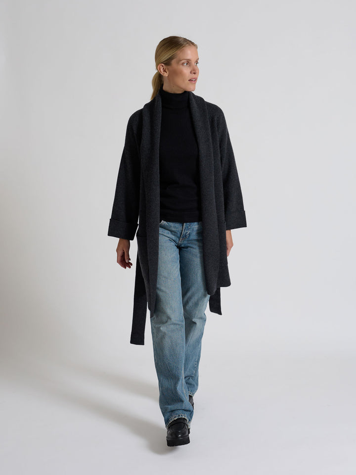 Turtleneck cashmere t-shirt "Agnes" I 100% ren kashmirull. Norsk design fra Kashina. Farge: Sort.