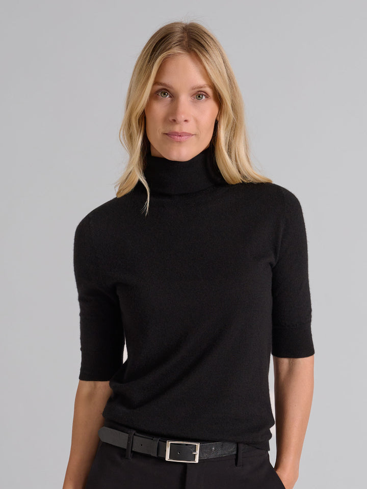 Turtleneck cashmere t-shirt "Agnes" I 100% ren kashmirull. Norsk design fra Kashina. Farge: Sort.