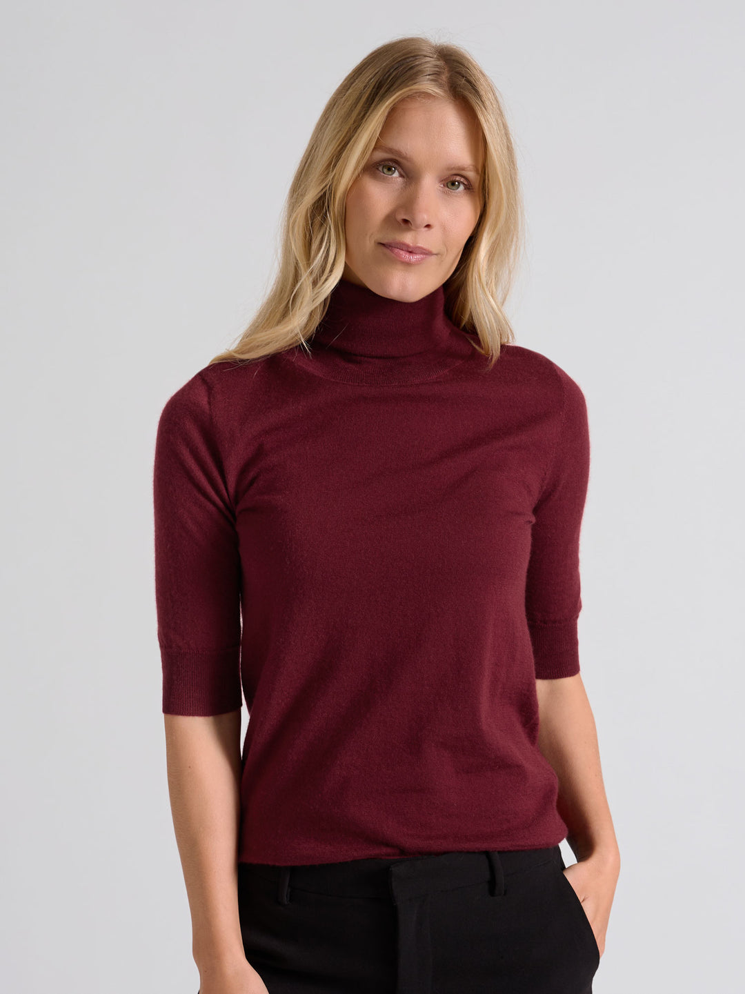 Turtleneck cashmere t-shirt "Agnes" I 100% ren kashmirull. Norsk design fra Kashina. Farge: Bordeaux.