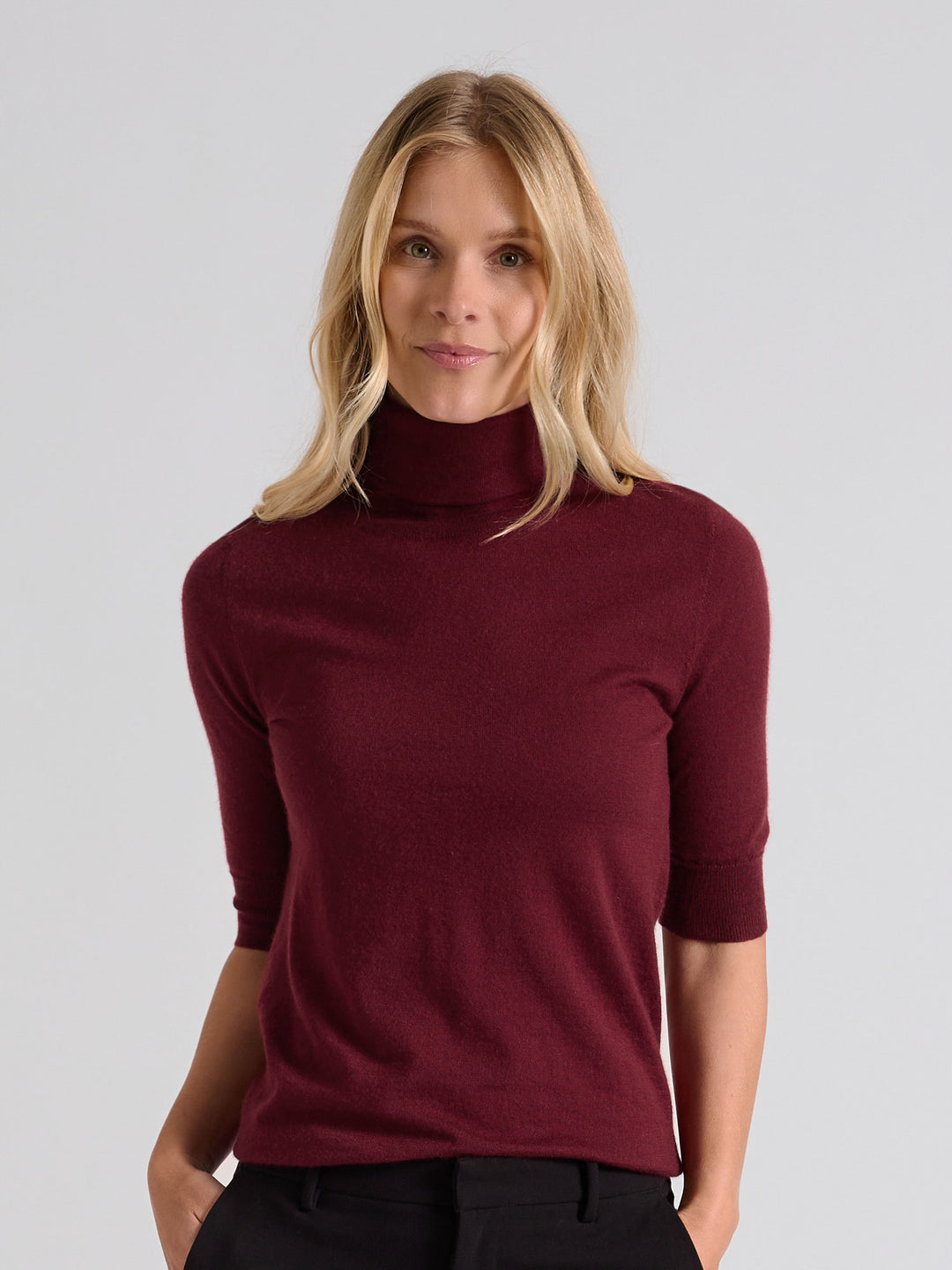 Turtleneck cashmere t-shirt "Agnes" I 100% ren kashmirull. Norsk design fra Kashina. Farge: Bordeaux.