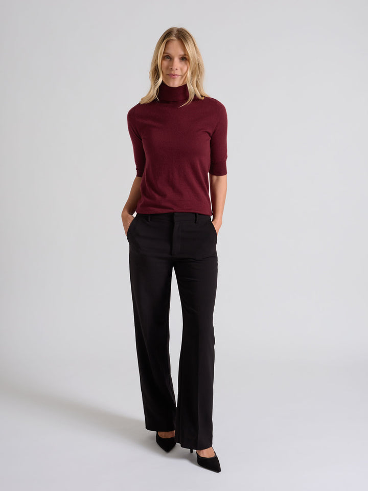 Turtleneck cashmere t-shirt "Agnes" I 100% ren kashmirull. Norsk design fra Kashina. Farge: Bordeaux.