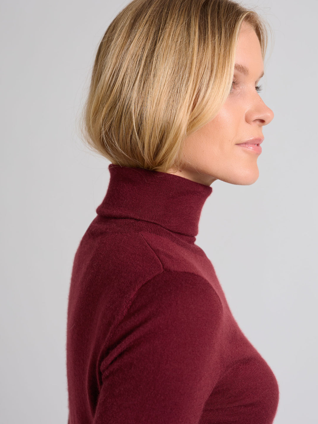Turtleneck cashmere t-shirt "Agnes" I 100% ren kashmirull. Norsk design fra Kashina. Farge: Bordeaux.