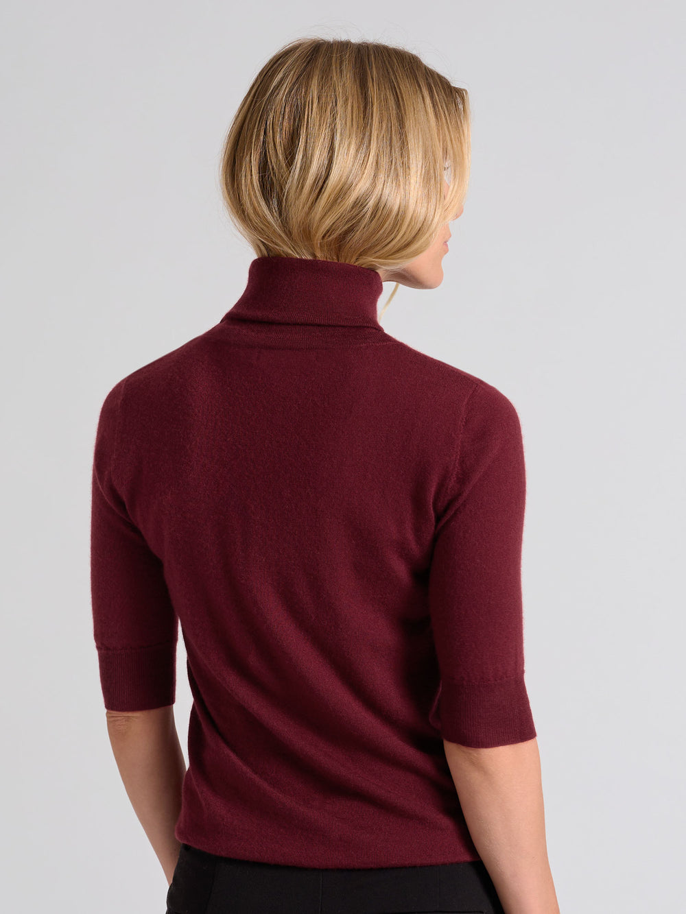 Turtleneck cashmere t-shirt "Agnes" I 100% ren kashmirull. Norsk design fra Kashina. Farge: Bordeaux.