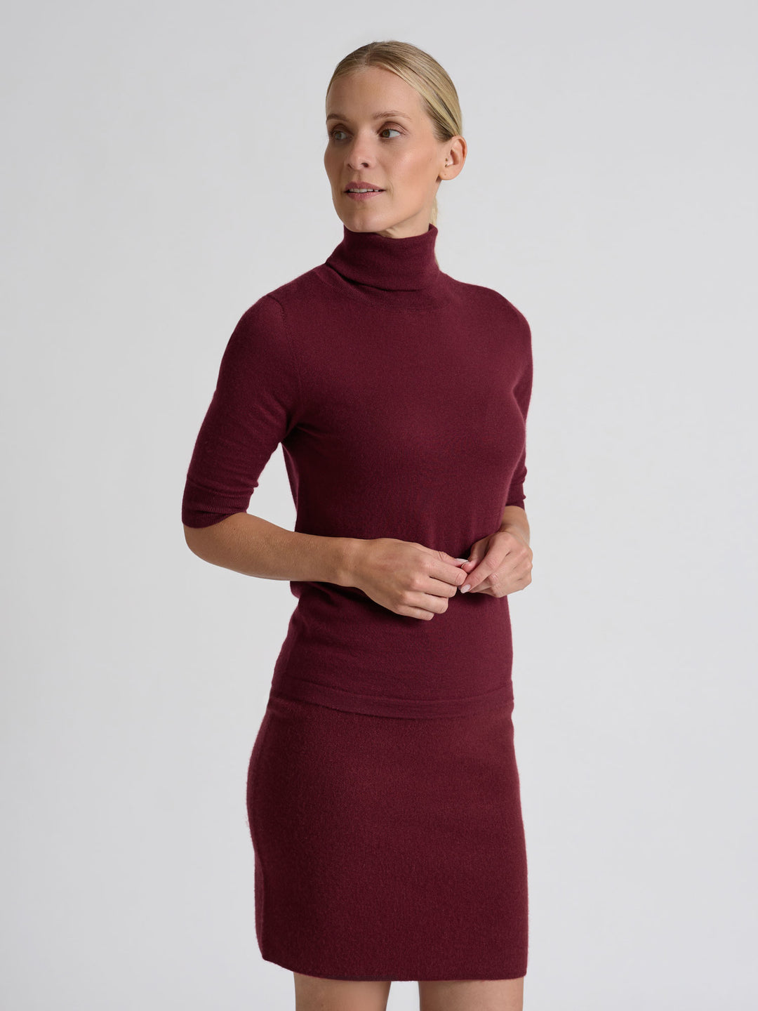 Turtleneck cashmere t-shirt "Agnes" I 100% ren kashmirull. Norsk design fra Kashina. Farge: Bordeaux.