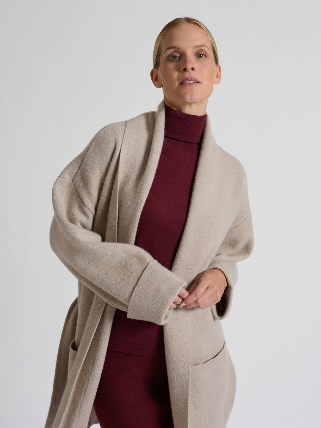 Turtleneck cashmere t-shirt "Agnes" I 100% ren kashmirull. Norsk design fra Kashina. Farge: Bordeaux.