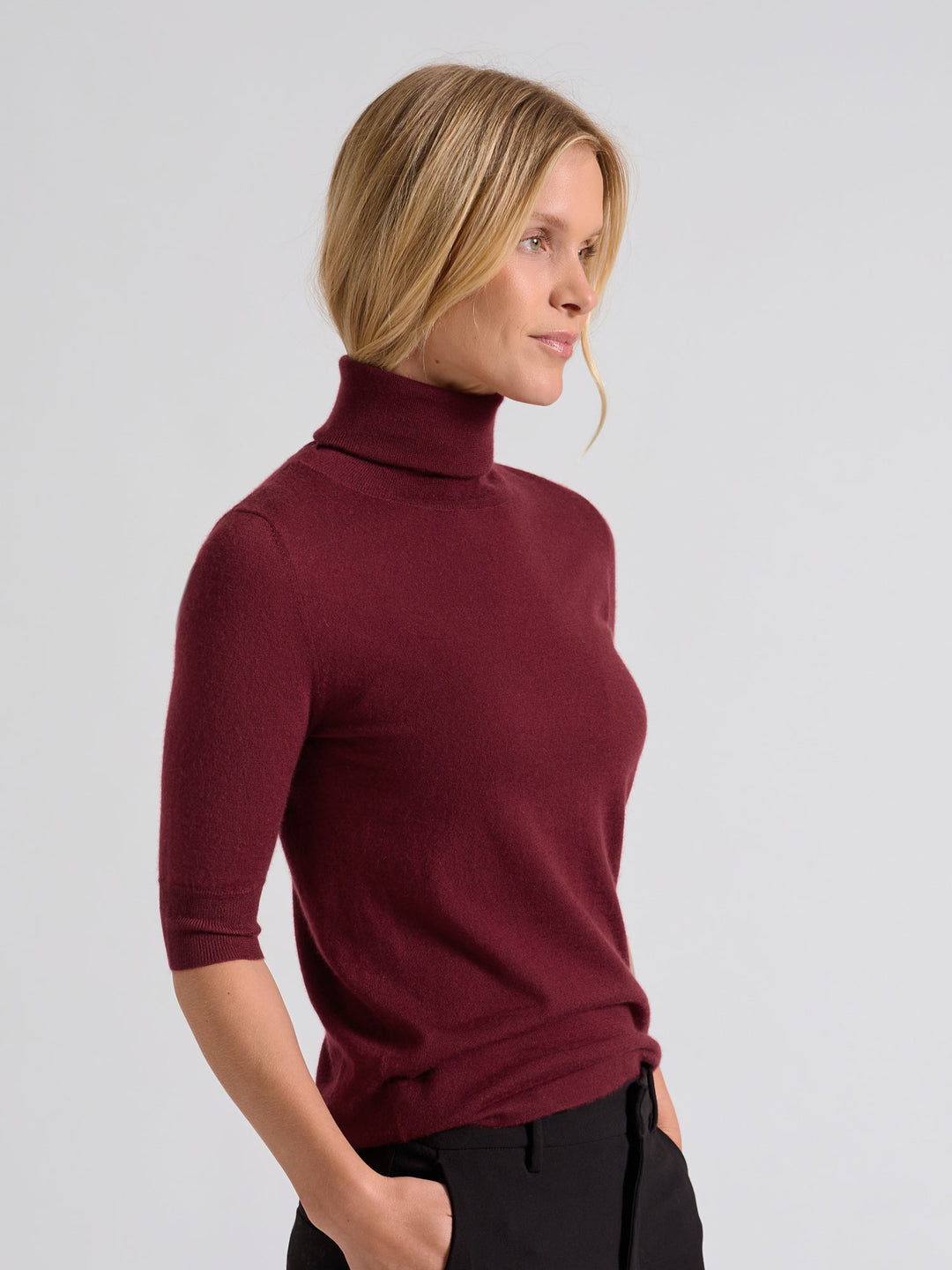 Turtleneck cashmere t-shirt "Agnes" I 100% ren kashmirull. Norsk design fra Kashina. Farge: Bordeaux.