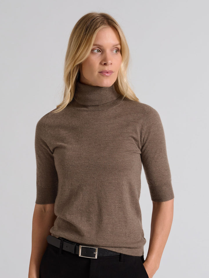 Turtleneck cashmere t-shirt "Agnes" I 100% ren kashmirull. Norsk design fra Kashina. Farge: Dark Toast.
