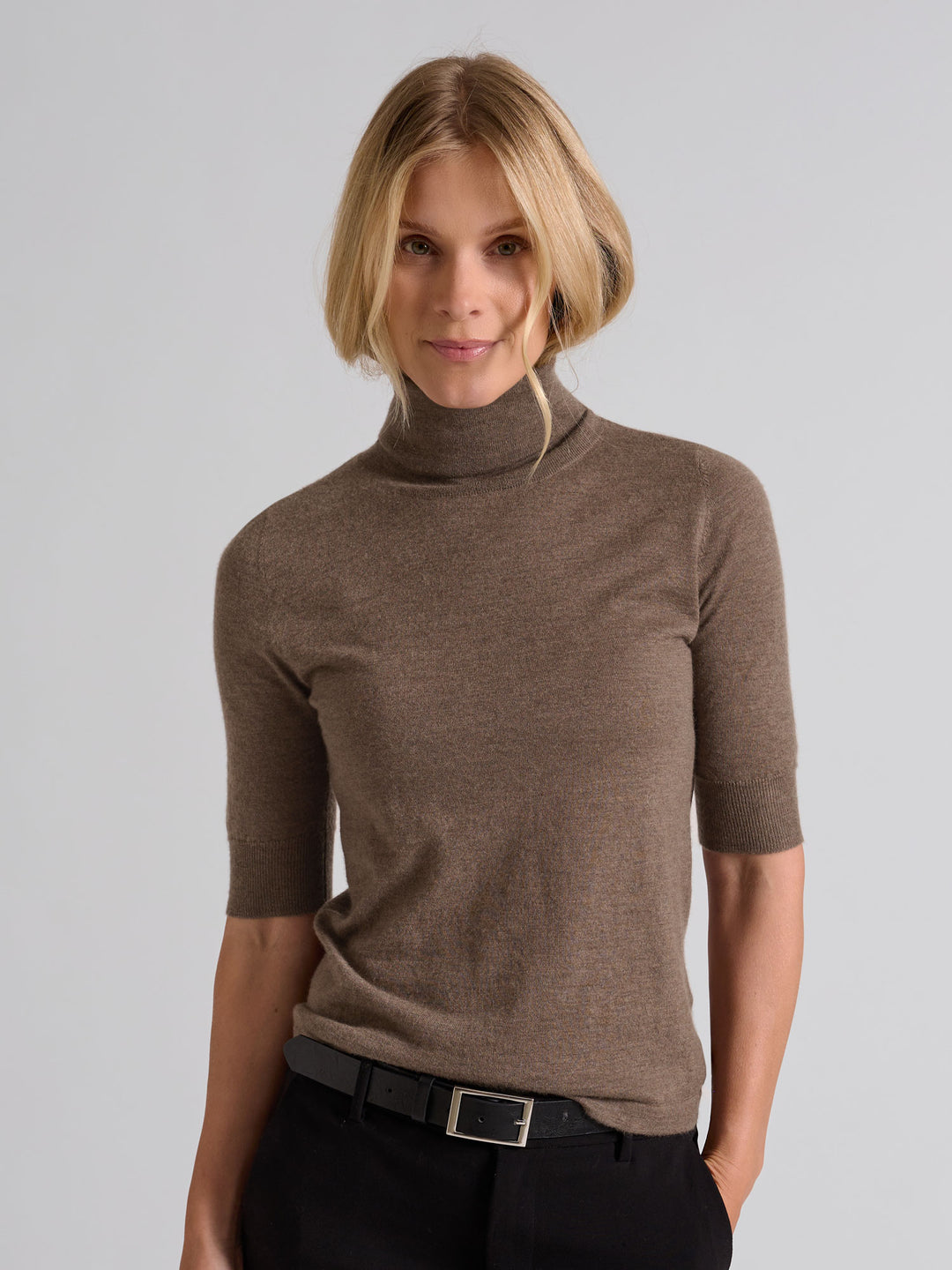 Turtleneck cashmere t-shirt "Agnes" I 100% ren kashmirull. Norsk design fra Kashina. Farge: Dark Toast.