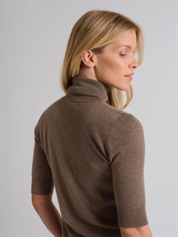 Turtleneck cashmere t-shirt "Agnes" I 100% ren kashmirull. Norsk design fra Kashina. Farge: Dark Toast.