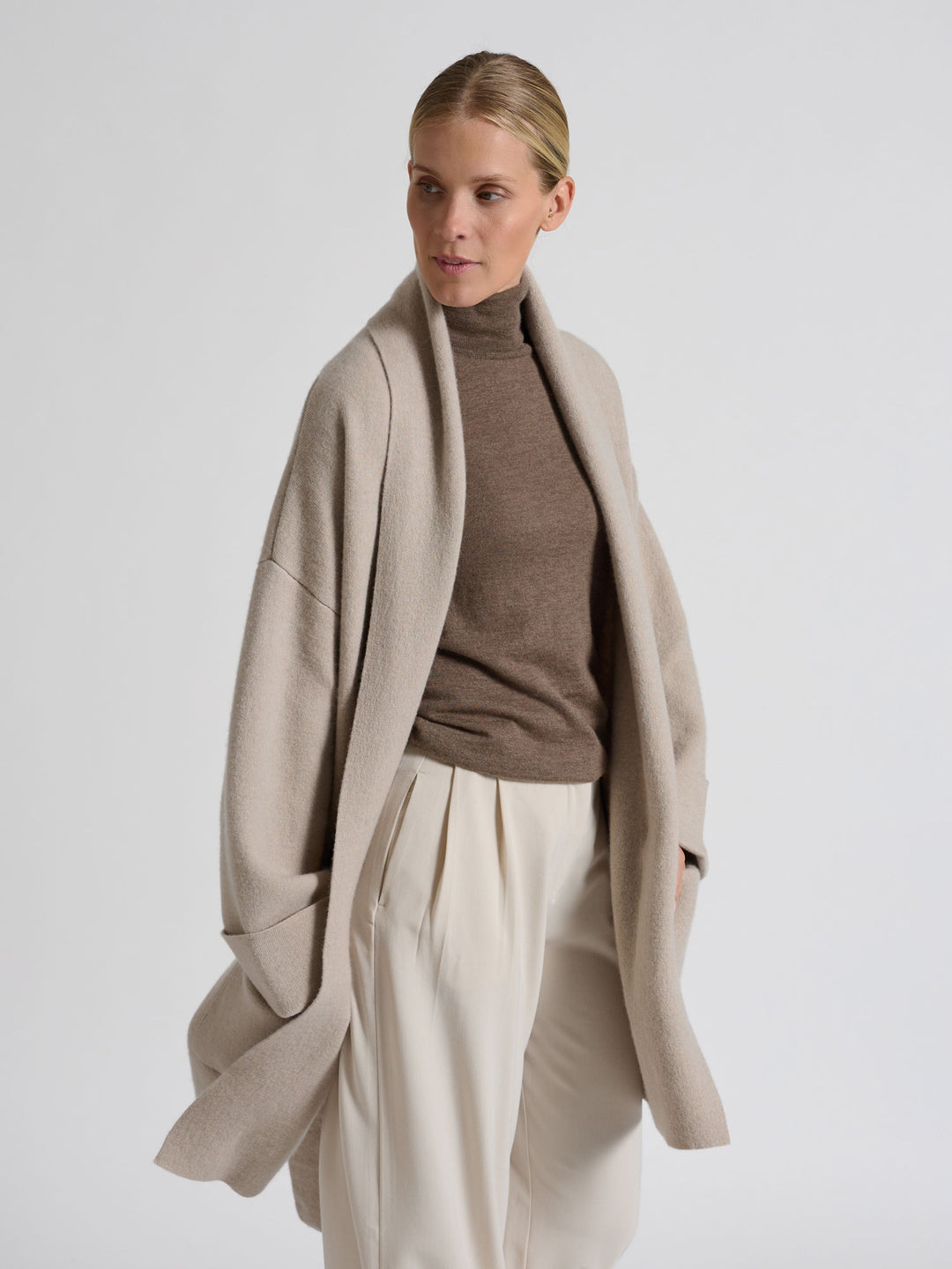 Turtleneck cashmere t-shirt "Agnes" I 100% ren kashmirull. Norsk design fra Kashina. Farge: Dark Toast.