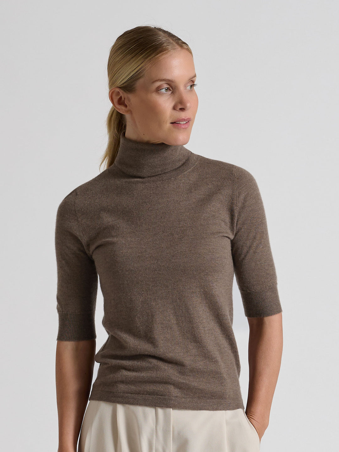 Turtleneck cashmere t-shirt "Agnes" I 100% ren kashmirull. Norsk design fra Kashina. Farge: Dark Toast.