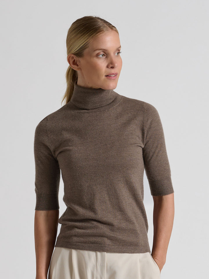 Turtleneck cashmere t-shirt "Agnes" I 100% ren kashmirull. Norsk design fra Kashina. Farge: Dark Toast.