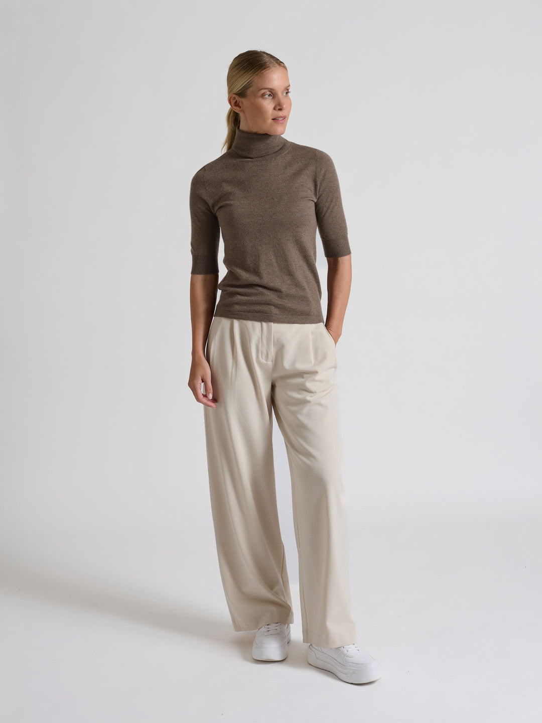 Turtleneck cashmere t-shirt "Agnes" I 100% ren kashmirull. Norsk design fra Kashina. Farge: Dark Toast.