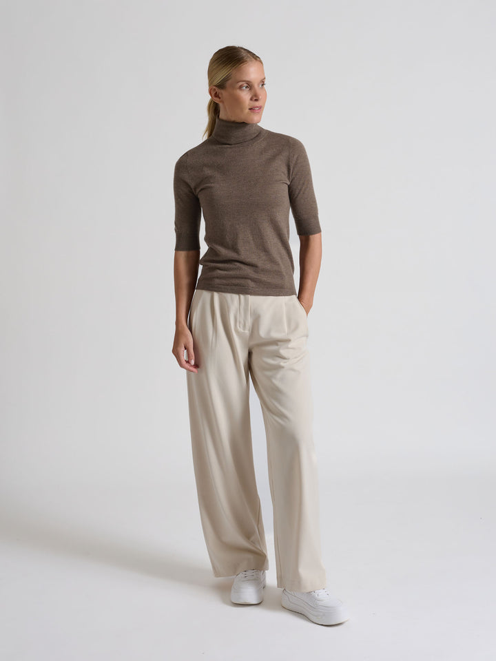 Turtleneck cashmere t-shirt "Agnes" I 100% ren kashmirull. Norsk design fra Kashina. Farge: Dark Toast.