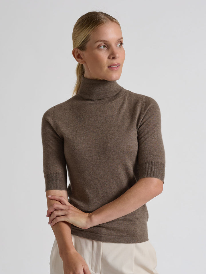 Turtleneck cashmere t-shirt "Agnes" I 100% ren kashmirull. Norsk design fra Kashina. Farge: Dark Toast.