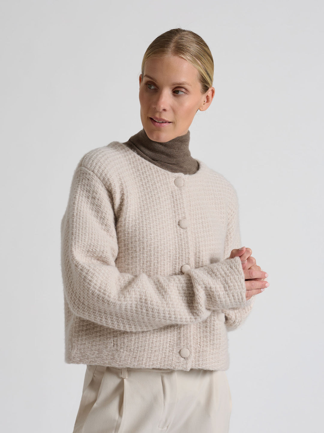 Turtleneck cashmere t-shirt "Agnes" I 100% ren kashmirull. Norsk design fra Kashina. Farge: Dark Toast.