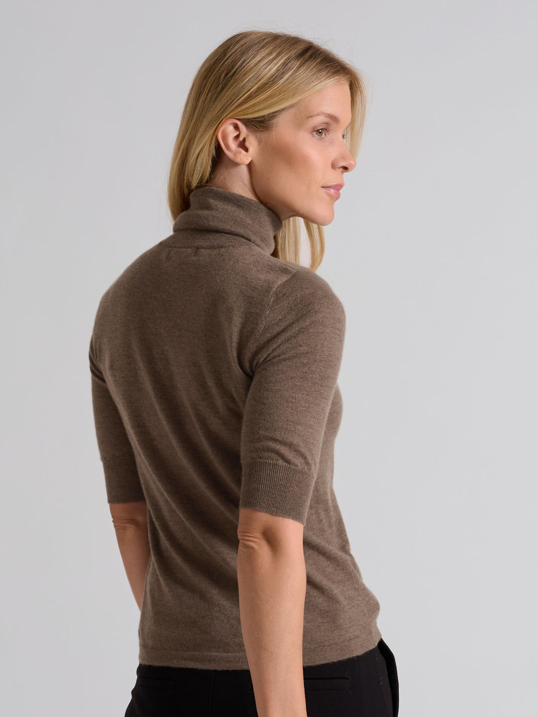 Turtleneck cashmere t-shirt "Agnes" I 100% ren kashmirull. Norsk design fra Kashina. Farge: Dark Toast.