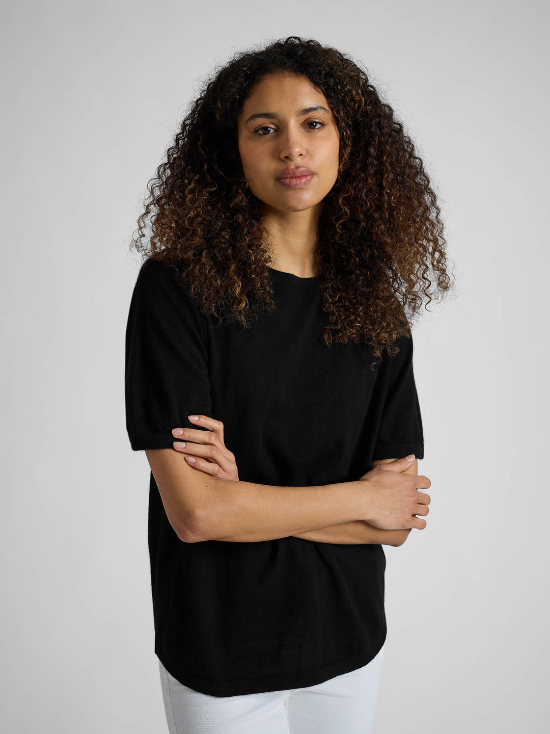 Kortermet kashmir t-skjorte "Airy" i 100% kasjmirull. Farge: Sort. Norsk design fra Kashmina