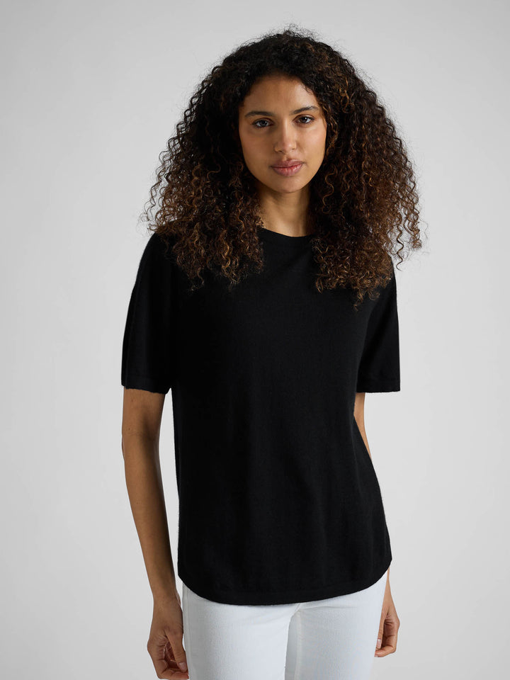 Kortermet kashmir t-skjorte "Airy" i 100% kasjmirull. Farge: Sort. Norsk design fra Kashmina
