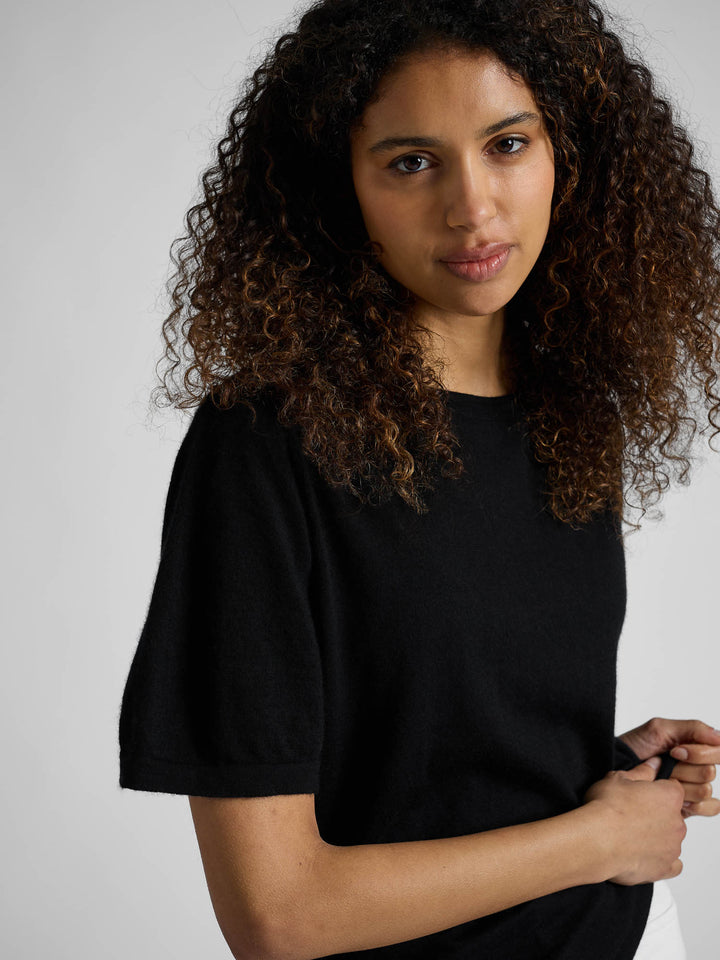 Kortermet kashmir t-skjorte "Airy" i 100% kasjmirull. Farge: Sort. Norsk design fra Kashmina