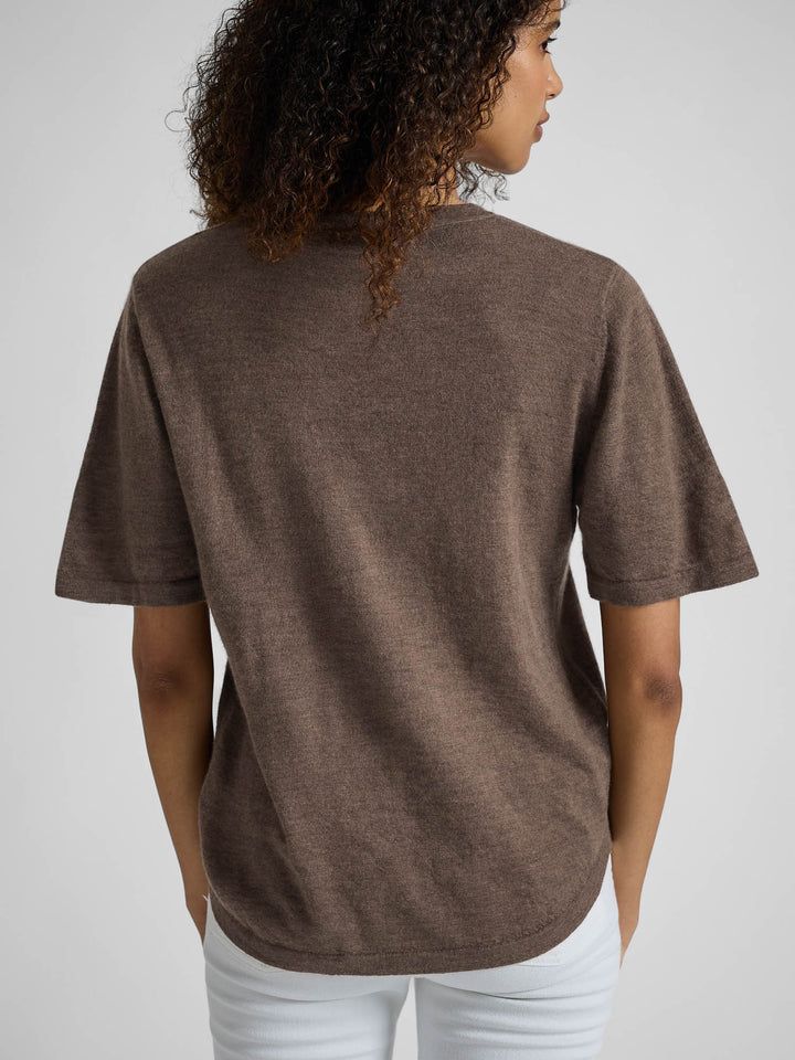 Kortermet kashmir t-skjorte "Airy" i 100% kasjmirull. Farge: Dark Toast. Norsk design fra Kashmina