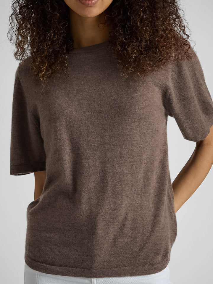Kortermet kashmir t-skjorte "Airy" i 100% kasjmirull. Farge: Dark Toast. Norsk design fra Kashmina
