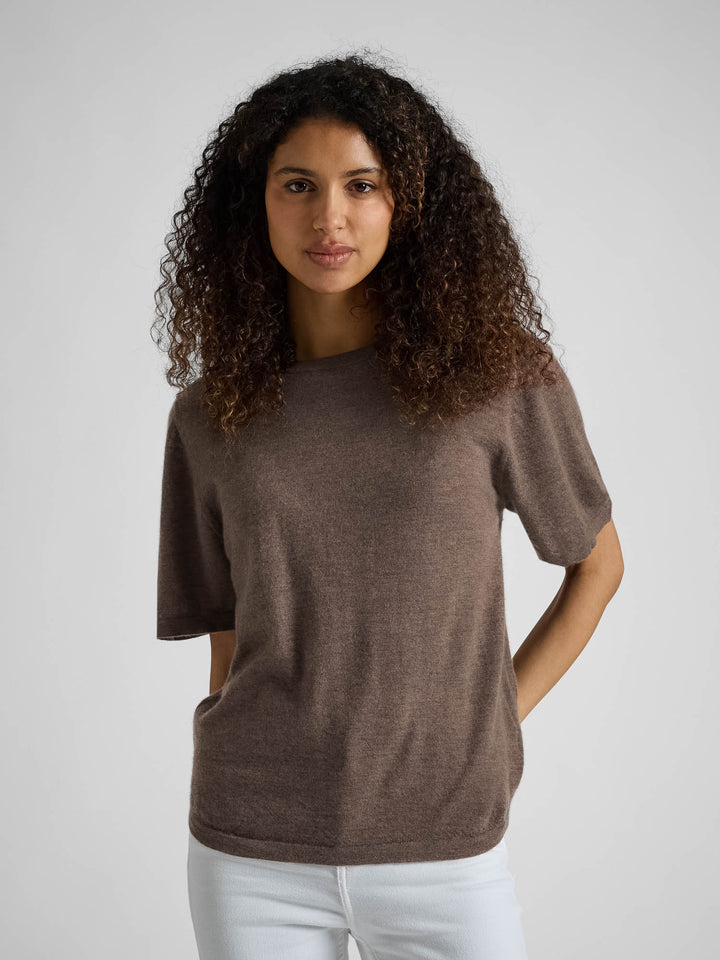 Kortermet kashmir t-skjorte "Airy" i 100% kasjmirull. Farge: Dark Toast. Norsk design fra Kashmina