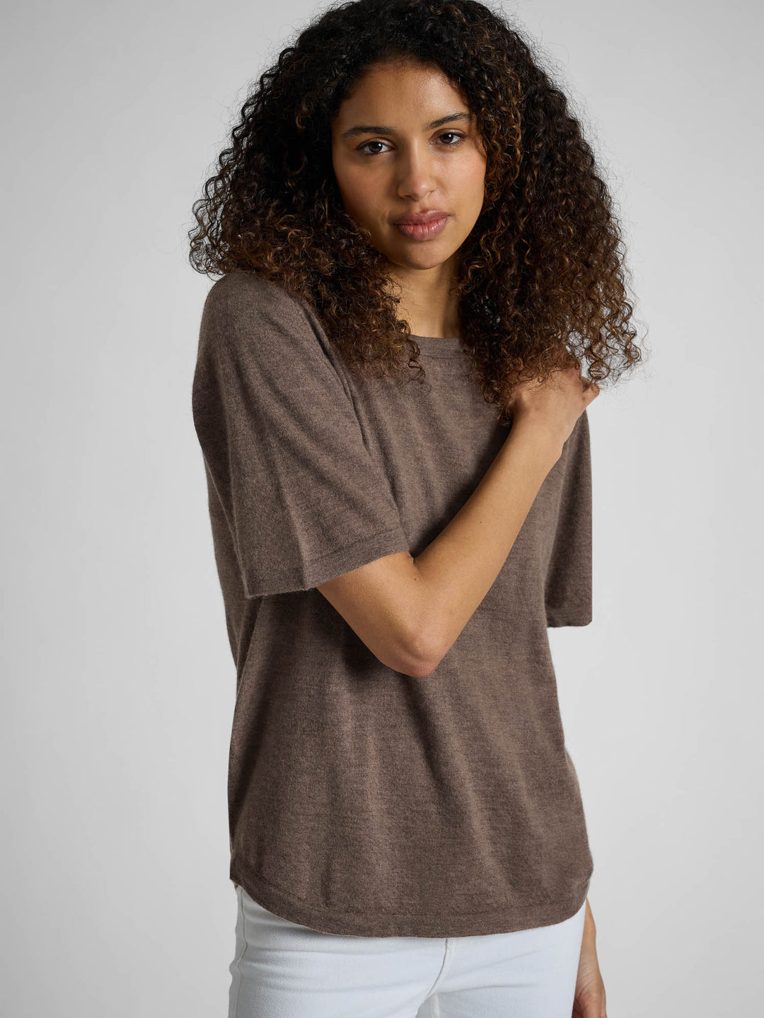 Kortermet kashmir t-skjorte "Airy" i 100% kasjmirull. Farge: Dark Toast. Norsk design fra Kashmina