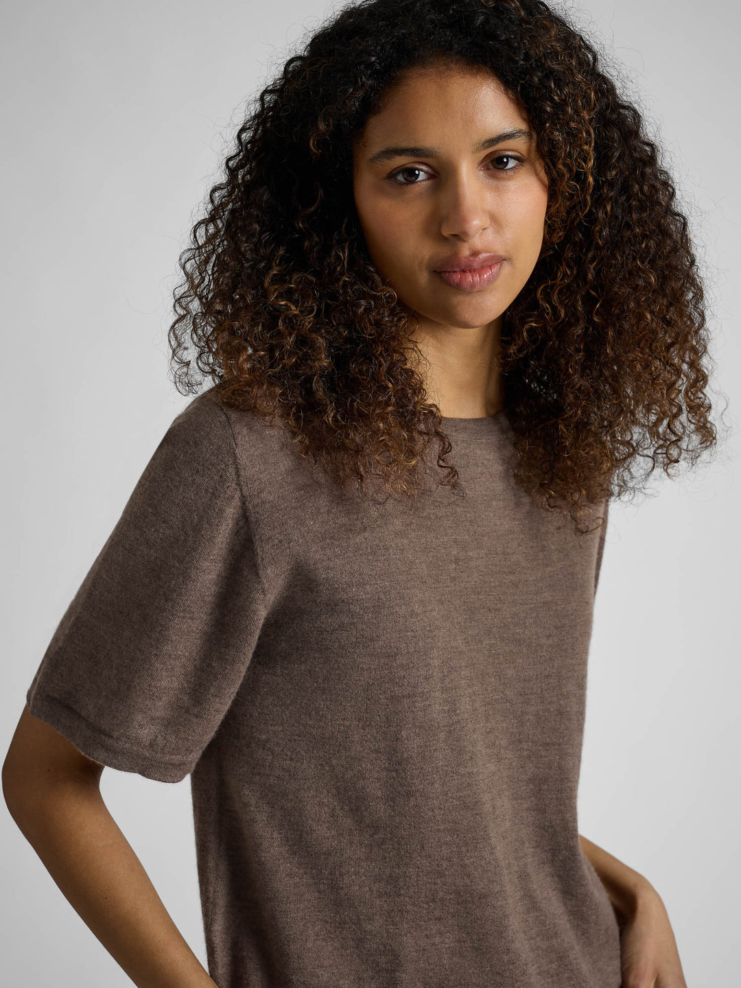Kortermet kashmir t-skjorte "Airy" i 100% kasjmirull. Farge: Dark Toast. Norsk design fra Kashmina