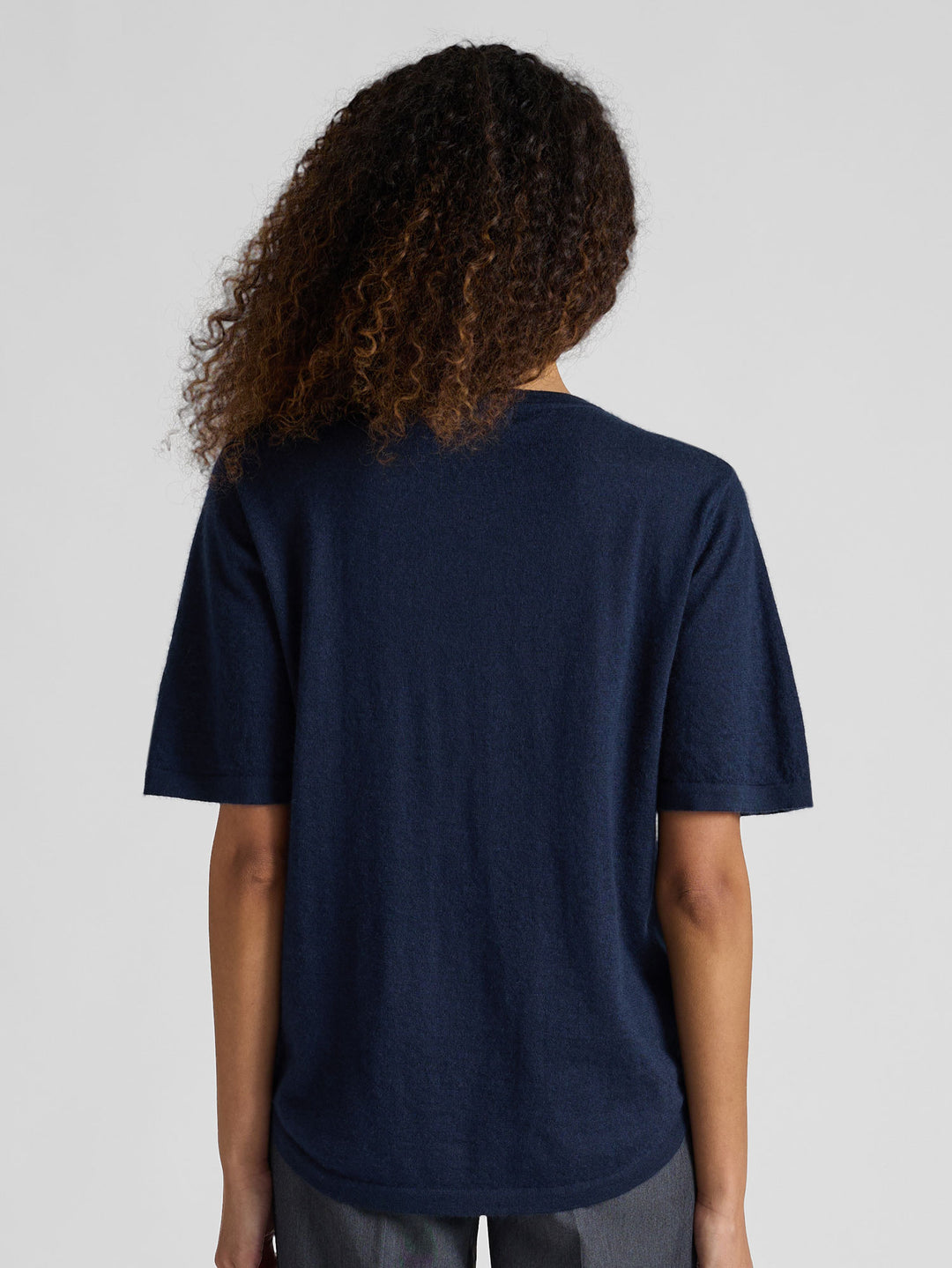 Kortermet kashmir t-skjorte "Airy" i 100% kasjmirull. Farge: Navy / mørk blå. Norsk design fra Kashmina