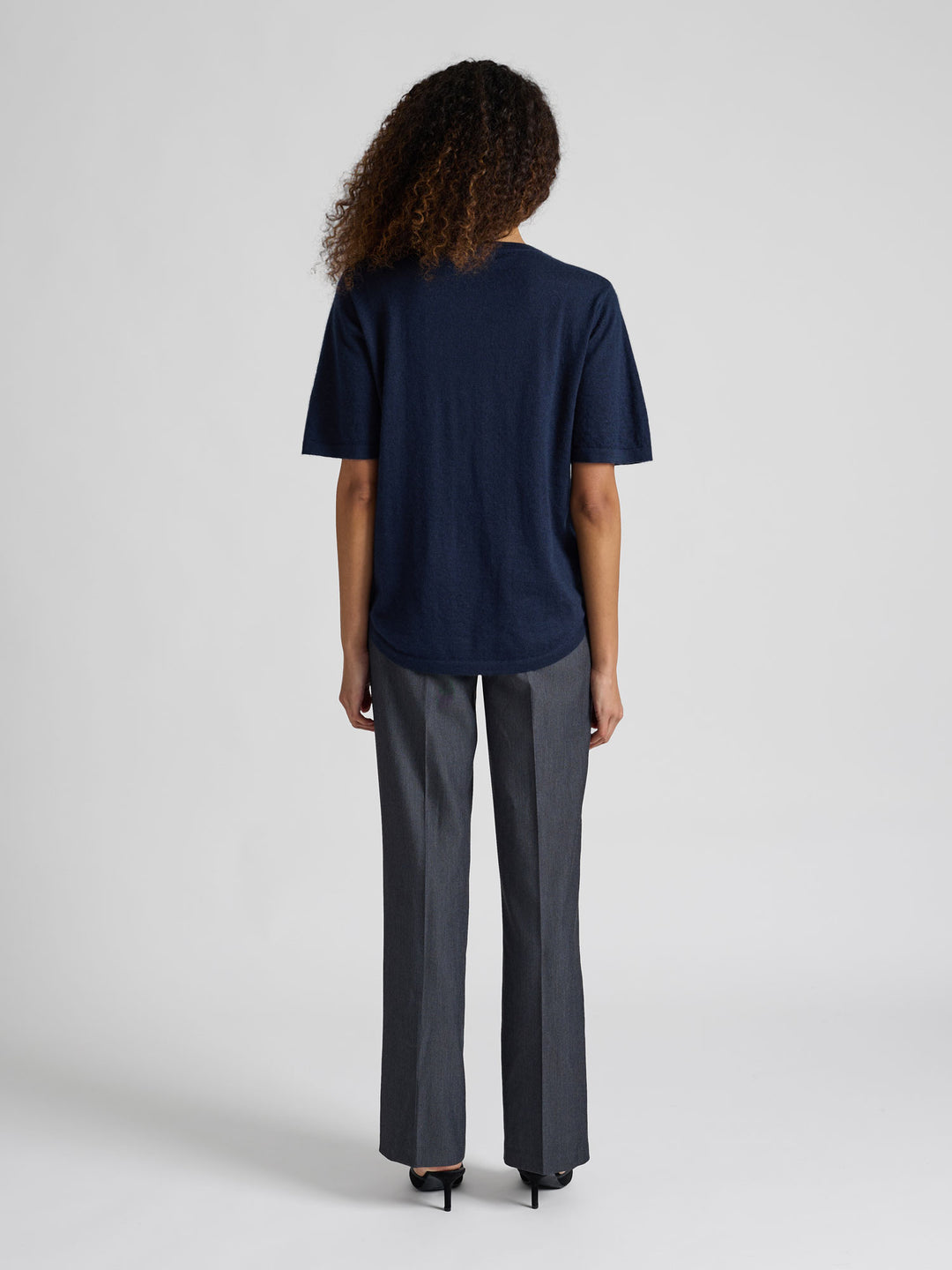Kortermet kashmir t-skjorte "Airy" i 100% kasjmirull. Farge: Navy / mørk blå. Norsk design fra Kashmina
