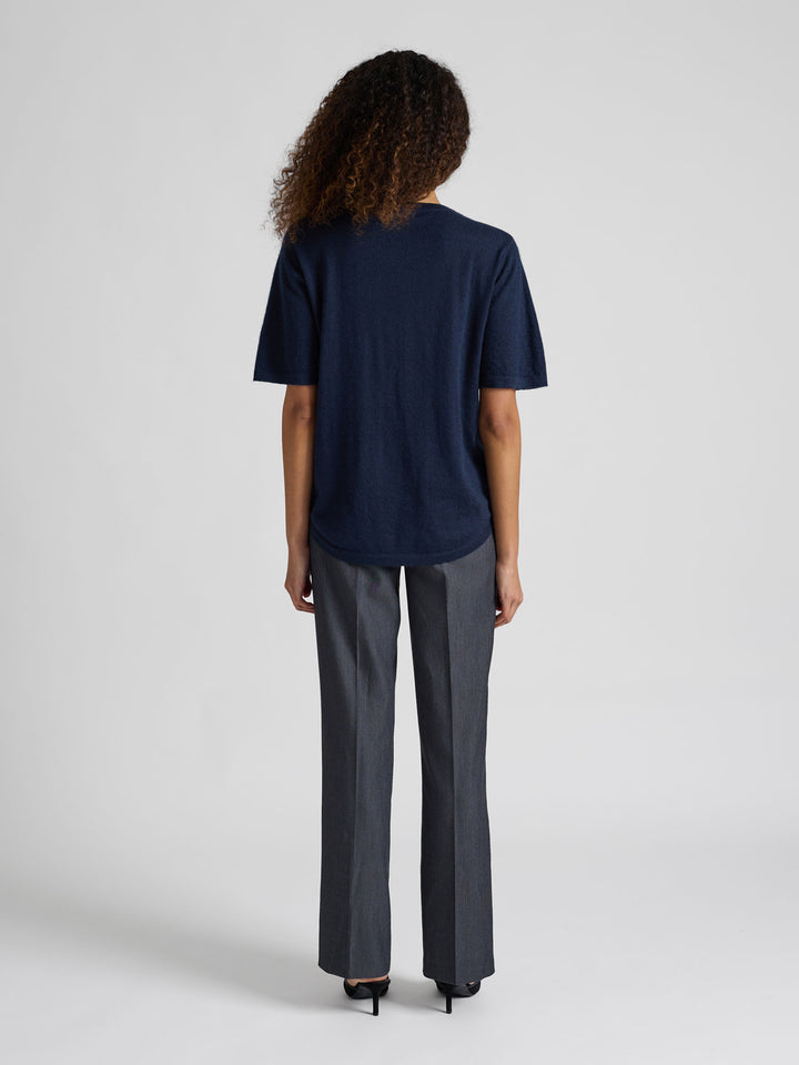 Kortermet kashmir t-skjorte "Airy" i 100% kasjmirull. Farge: Navy / mørk blå. Norsk design fra Kashmina